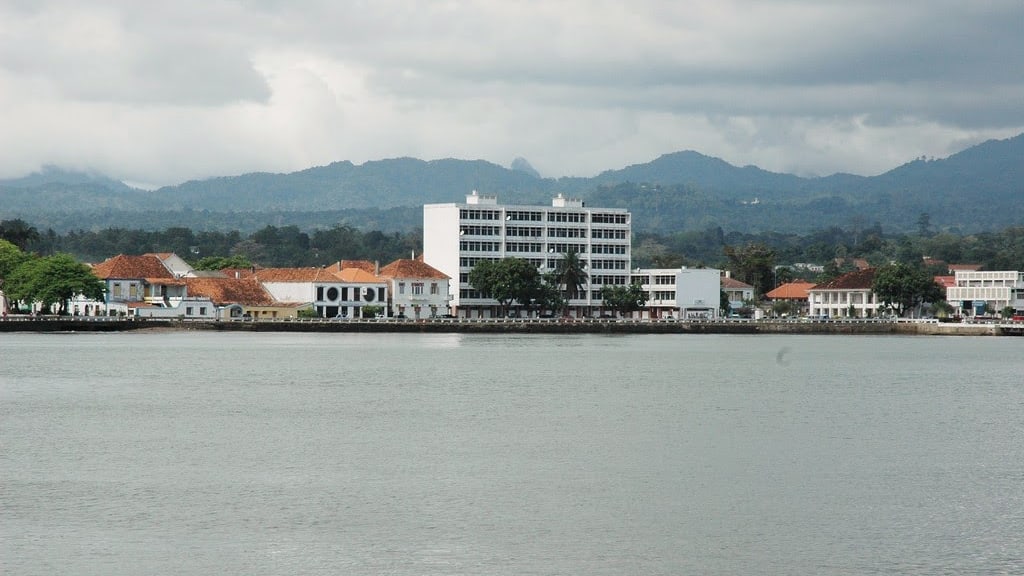 Frente urbana da cidade de São Tomé, vista da baía