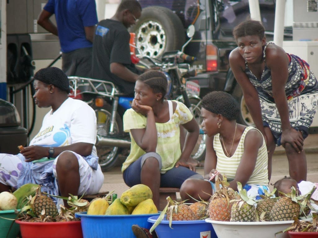 Vendedoras de fruta num mercado ao ar livre em São Tomé e Príncipe